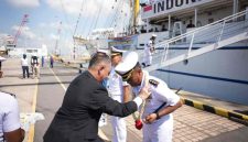 Sejumlah pejabat penting dari KBRI Singapura serta atase pertahanan menyambut hangat kedatangan seluruh kru di dermaga.