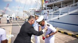 Sejumlah pejabat penting dari KBRI Singapura serta atase pertahanan menyambut hangat kedatangan seluruh kru di dermaga.