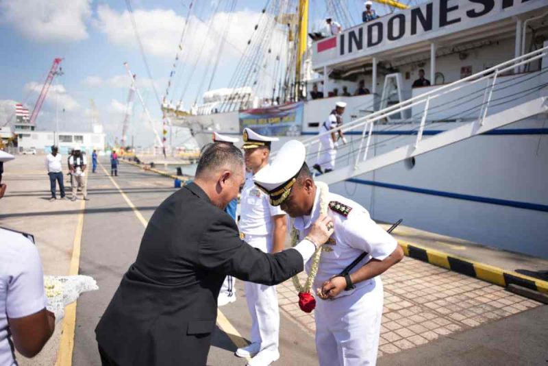 Sejumlah pejabat penting dari KBRI Singapura serta atase pertahanan menyambut hangat kedatangan seluruh kru di dermaga.