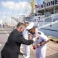 Sejumlah pejabat penting dari KBRI Singapura serta atase pertahanan menyambut hangat kedatangan seluruh kru di dermaga.