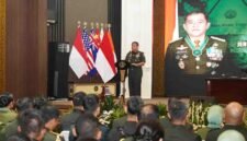 Kepala Staf Angkatan Darat Jenderal TNI Maruli Simanjuntak memberikan arahan penting bagi perwira militer baru.