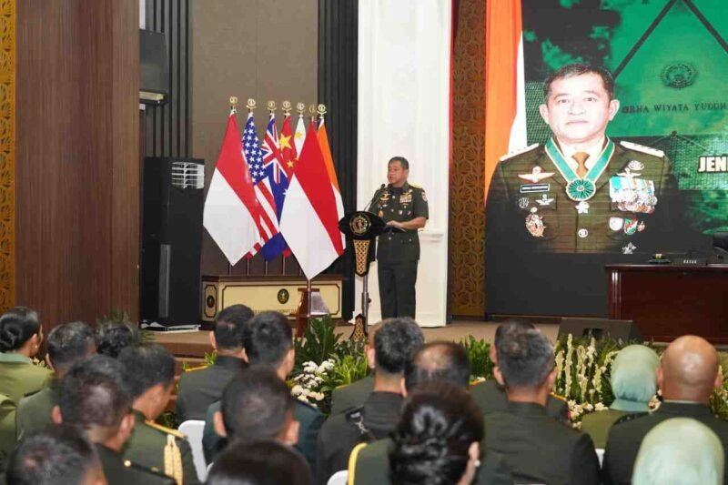 Kepala Staf Angkatan Darat Jenderal TNI Maruli Simanjuntak memberikan arahan penting bagi perwira militer baru.
