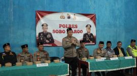 Polres Wonosobo menggelar kegiatan Sobo Wargo bersama masyarakat Kelurahan Wadaslintang, Kecamatan Wadaslintang, Selasa malam (27/1/2026).