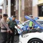 Wakapolres Wonosobo, Kompol Agustinus David Putraningtyas mengecek kendaraan Polres Wonosobo.