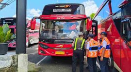 Petugas Satpantas Polres Wonosobo menggelar Ramp Check bus di Terminal Mendolo.