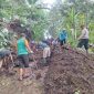 Warga bergotong royong membersihkan material tanah longsor.