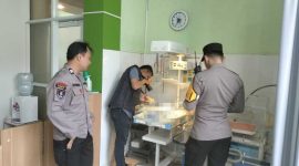 Petugas Polsek Sapuran melakukan pemeriksaan terhadap bayi perempuan yang ditemukan di pinggir Jalan Desa Batursari, Wonosobo.