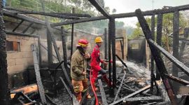 Petugas saat memadamkan kebakaran rumah milik lansia di Watumalang, Wonosobo.