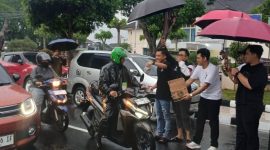 DPD Partai Solidaritas Indonesia (PSI) Kabupaten Wonosobo membagikan 600 paket takjil gratis di kawasan Alun-Alun Wonosobo, Minggu (15/3/2026).