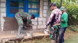 Anggota Kodim 0707/Wonosobo saat melakukan renovasi rumah tidak layak huni.