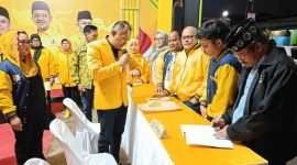 Petahana Triana Widodo atau akrab dengan sapaan Wiwid Cebong kembali mendaftarkan diri sebagai Ketua DPD Golkar Wonosobo.