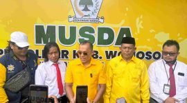 Triana Widodo atau Wiwid Cebong (tengah) terpilih kembali memimpin Golkar Wonosobo.