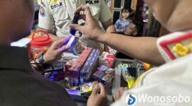 Petugas gabungan saat melakukan razia rokok ilegal di wilayah Sapuran.