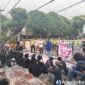 Ratusan massa yang tergabung dalam Aliansi Wonosobo Melawan, yang terdiri dari mahasiswa dan pengemudi ojek online (ojol), menggelar aksi unjuk rasa di depan Kantor Bupati Wonosobo, Jumat (26/6/2026).