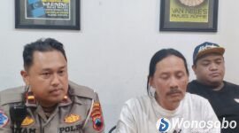 Ketua Dieng Jeep Federasi, Sucipto berbaju putih saat memberikan keterangan.