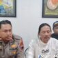 Ketua Dieng Jeep Federasi, Sucipto berbaju putih saat memberikan keterangan.