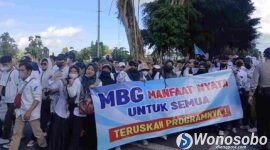 Ribuan relawan menggelar aksi damai di Alun-alun Wonosobo pada Rabu kemarin.