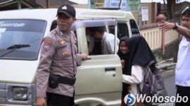 Bhabinkamtibmas Desa Damarkasian, Kecamatan Kertek, Kabuoaten Wonosobo, Bripka Fendi Teribowo lebih dulu mengantar anak-anak SD Negeri Damarkasian ke sekolah sebelum berangkat bertugas di kepolisian.