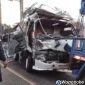 Petugas kepolisian saat mengevakuasi truk yang mengalami kecelakaan di Jalur Parakan-Kertek.