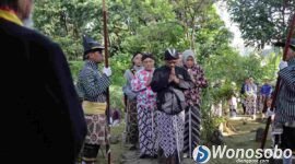 Tradisi bedhol kedaton di Desa Plobangan, Selomerto, Wonosobo.