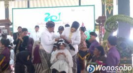 Tradisi sakral Ruwat Cukur Rambut Gimbal kembali digelar di Pendopo Bupati Wonosobo, Jumat (24/7/2026). 