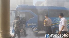 Sebuah minibus PO Juragan OTEWE yang mengangkut rombongan peziarah asal Kabupaten Kebumen terbakar di Jalan Bhayangkara, tepat di depan Mapolres Wonosobo, Minggu (5/7/2026) sekitar pukul 09.50 WIB.