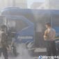 Sebuah minibus PO Juragan OTEWE yang mengangkut rombongan peziarah asal Kabupaten Kebumen terbakar di Jalan Bhayangkara, tepat di depan Mapolres Wonosobo, Minggu (5/7/2026) sekitar pukul 09.50 WIB.