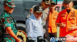 Bupati Wonosobo, Afif Nurhidayat saat mengecek peralatan kebencanaan.