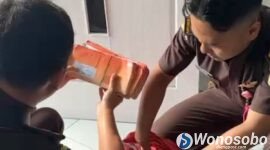 Pihak Kejaksaan Negeri Wonosobo saat mengamankan ratusan rekening tabungan.