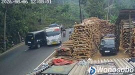 Rekaman CCTV kecelakaan yang melibatkan minibus dan truk di wilayah Sapuran.