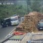 Rekaman CCTV kecelakaan yang melibatkan minibus dan truk di wilayah Sapuran.