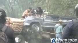 Warga saat mengevakuasi pengemudi dan penumpang minibis yang terlibat kecelakaan di Sapuran.