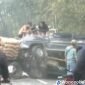 Warga saat mengevakuasi pengemudi dan penumpang minibis yang terlibat kecelakaan di Sapuran.