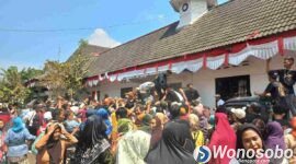 Ratusan peternak ayam Wonosobo menggelar aksi damai di depan gedung DPRD setempat pada Senin (10/8/2026).