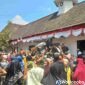 Ratusan peternak ayam Wonosobo menggelar aksi damai di depan gedung DPRD setempat pada Senin (10/8/2026).