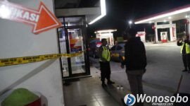 Pihak Kepolisian saat melakukan olah TKP perampokan SPBU Selokromo Wonosobo.