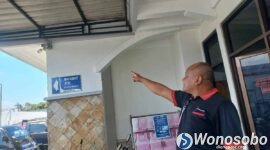 Pengelola SPBU Selokromo menunjukan CCTV yang terpasang di area kantor.