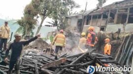 Petugas Damkar Wonosobo saat melakukan pendinginan di lokasi kebakaran di Watumalang.
