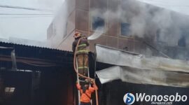 Petugas Damkar saat berusaha memadamkan kobaran api yang membakar Toko El As Meat Shop di Dusun Krakal, Desa Karanglihur, Kecamatan Kertek, Kabupaten Wonosobo.