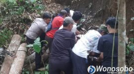 Polisi mendatangi TKP buruh ojek kayu berinisial DS (30) yang tewas setelah jatuh ke tebing di Desa Bener, Kepil, Wonosobo.
