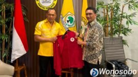 Triana Widodo alias Wiwid Cebong siap mengenakan seragam Organisasi SOKSI di Kantor DPP Partai Golkar di Jakarta.