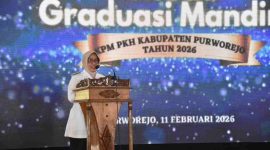 Bupati Purworejo, Yuli Hastuti saat dalam acara wisuda graduasi PKH.