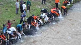 Ratusan kader Ansor Purworejo mengikuti kegiatan olahraga gowes yang berakhir dengan penebaran ribuan benih ikan di perairan Bendungan Kedung Putri.