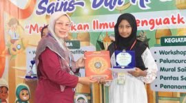 Penyerahan hadiah pemenang Festival Sains dan Al-Qur’an Purworejo. 