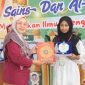 Penyerahan hadiah pemenang Festival Sains dan Al-Qur’an Purworejo. 