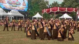 Penampilan Tari Cing Po Ling Purworejo menjadi pusat perhatian utama saat upacara pembukaan berlangsung.