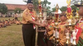 Penyerahan hadiah pemenang lomba dalam rangka pesta siaga kwarcab Purworejo.