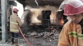 Petugas Damkar saat memadamkan kobaran api di PT Arami Jaya Purworejo.
