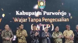 Bupati Purworejo Yuli Hastuti menerima langsung piagam penghargaan WTP tahun 2026.