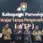 Bupati Purworejo Yuli Hastuti menerima langsung piagam penghargaan WTP tahun 2026.